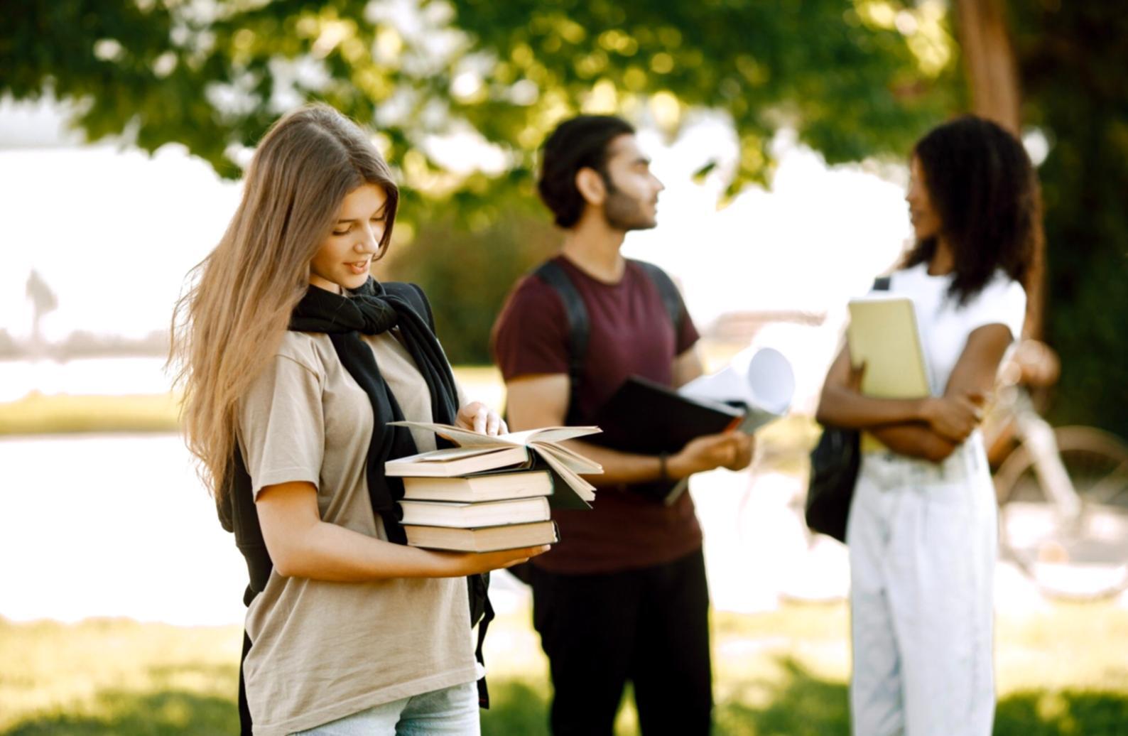 Modernes Büro mit Blick auf Finanzunterlagen und Beratungsmaterialien